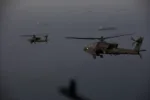 Los AH-64 Apache vuelan sobre el Estrecho de Ormuz durante una patrulla, el 17 de abril. Crédito: CENTCOM