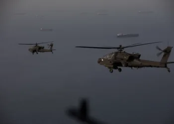 Los AH-64 Apache vuelan sobre el Estrecho de Ormuz durante una patrulla, el 17 de abril. Crédito: CENTCOM