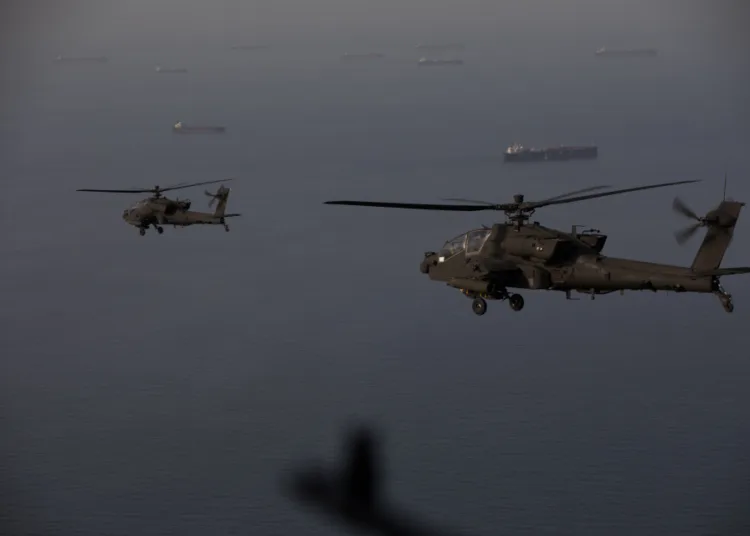 Los AH-64 Apache vuelan sobre el Estrecho de Ormuz durante una patrulla, el 17 de abril. Crédito: CENTCOM