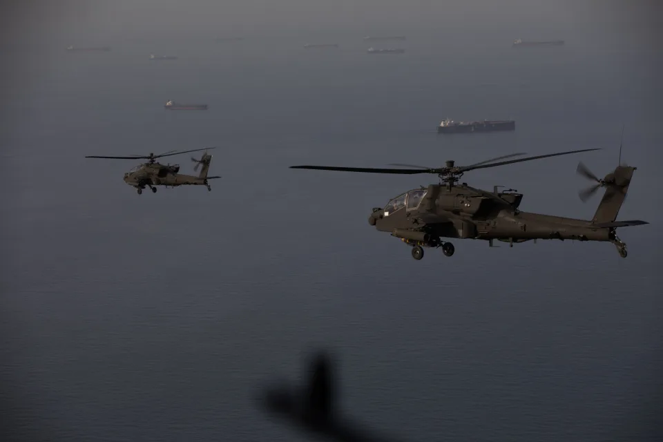 Los AH-64 Apache vuelan sobre el Estrecho de Ormuz durante una patrulla, el 17 de abril. Crédito: CENTCOM