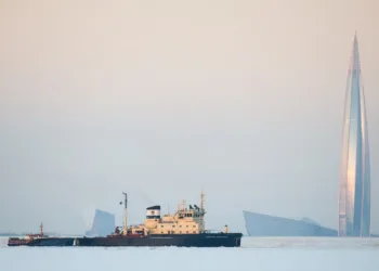 El rompehielos Kapitan Kosolapov pasa por el golfo de Finlandia
