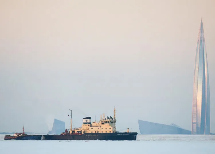 El rompehielos Kapitan Kosolapov pasa por el golfo de Finlandia