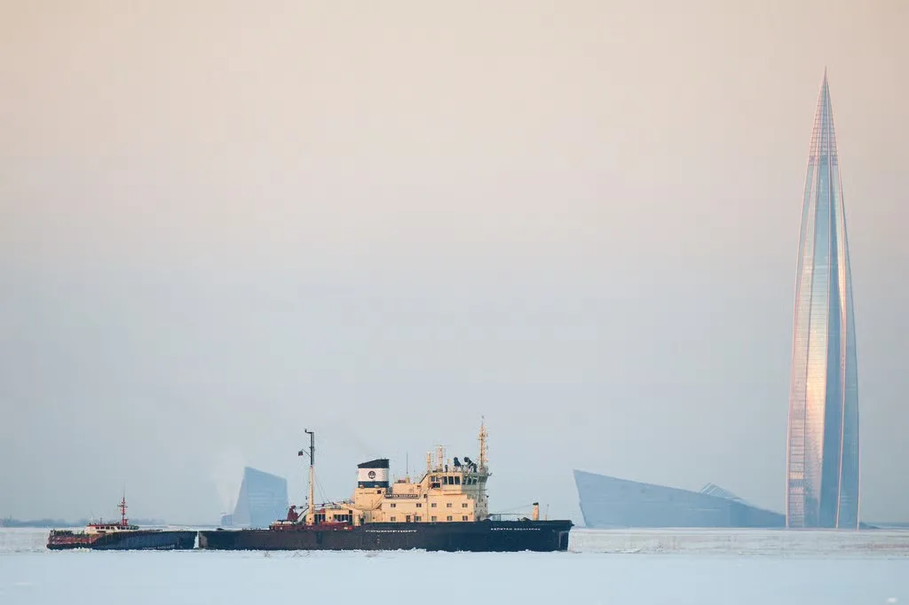 El rompehielos Kapitan Kosolapov pasa por el golfo de Finlandia