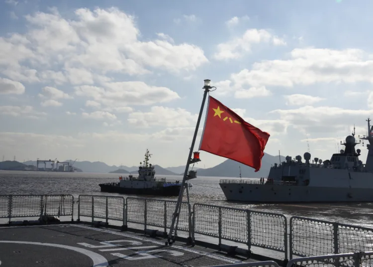 Una flota naval china que participa en el ejercicio militar conjunto China-Rusia Joint Sea 2022 zarpa de un puerto militar en Zhoushan, provincia de Zhejiang, en el este de China, el 20 de diciembre de 2022. Foto: Xinhua