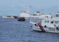 Un barco de suministro filipino, en el centro, maniobra alrededor de barcos de la guardia costera china mientras intentan bloquear su camino cerca del Segundo Banco Thomas, conocido localmente como Banco Ayungin, en el disputado Mar de China Meridional el 22 de agosto. (Foto AP)