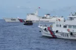 Un barco de suministro filipino, en el centro, maniobra alrededor de barcos de la guardia costera china mientras intentan bloquear su camino cerca del Segundo Banco Thomas, conocido localmente como Banco Ayungin, en el disputado Mar de China Meridional el 22 de agosto. (Foto AP)