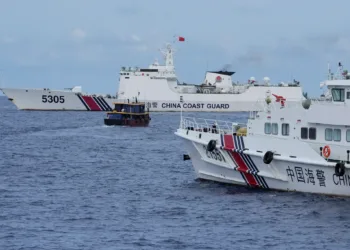 Un barco de suministro filipino, en el centro, maniobra alrededor de barcos de la guardia costera china mientras intentan bloquear su camino cerca del Segundo Banco Thomas, conocido localmente como Banco Ayungin, en el disputado Mar de China Meridional el 22 de agosto. (Foto AP)