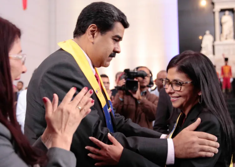 Nicolás Maduro y Delcy Rodríguez