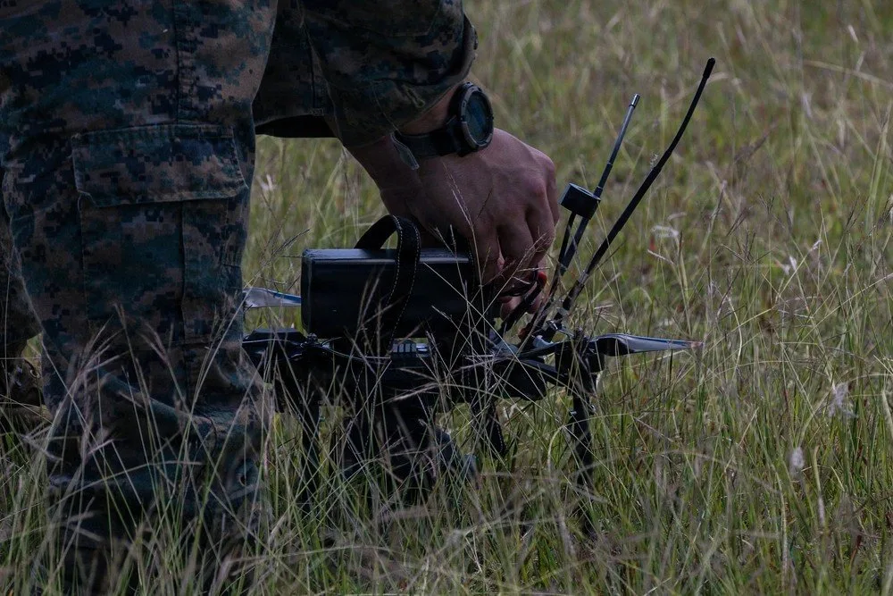 Infantes de Marina de EE. UU. del Equipo de Desembarco del Batallón 3/6 practican el manejo remoto de un dron Neros Archer con vista en primera persona en Camp Santiago, Puerto Rico. Crédito: Cuerpo de Infantería de Marina de EE. UU.