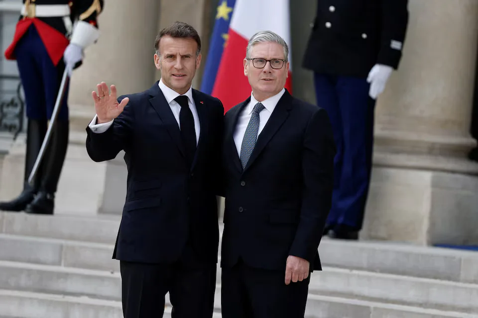 El presidente francés Emmanuel Macron recibe al primer ministro británico Keir Starmer para un almuerzo en el Palacio del Elíseo antes de una videoconferencia con alrededor de 40 países dispuestos a contribuir a la misión multilateral defensiva para restablecer la libertad de navegación en el Estrecho de Ormuz cuando las condiciones de seguridad lo permitan, en París, Francia, 17 de abril de 2026. Créditos: REUTERS/Benoit Tessier.