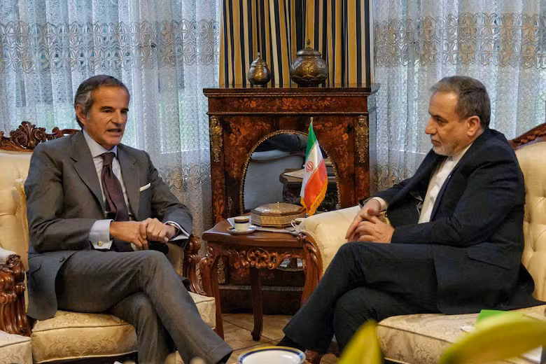 El ministro de Asuntos Exteriores iraní, Abbas Araghchi, con el director del Organismo Internacional de Energía Atómica, Rafael Grossi, en Ginebra, el 16 de febrero de 2026.
- - Iranian Ministry of Foreign Affa