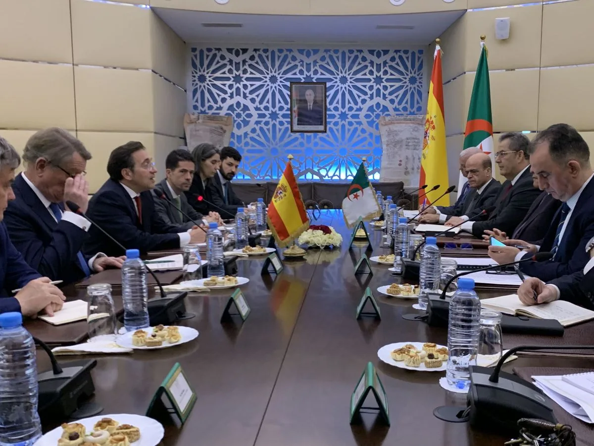 El ministro español de Asuntos Exteriores, José Manuel Albares, mantiene un encuentro con su homólogo argelino, Ahmed Ataf. (EFE/Laura Fernández)