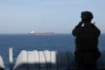 Un infante de marina de los Estados Unidos a bordo del buque de transporte anfibio USS New Orleans (LPD 18), desplegado hacia adelante, supervisa el tráfico marítimo durante las operaciones de bloqueo marítimo de Estados Unidos. Crédito: CENTCOM