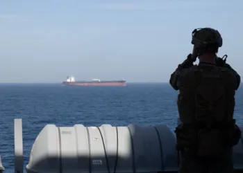 Un infante de marina de los Estados Unidos a bordo del buque de transporte anfibio USS New Orleans (LPD 18), desplegado hacia adelante, supervisa el tráfico marítimo durante las operaciones de bloqueo marítimo de Estados Unidos. Crédito: CENTCOM