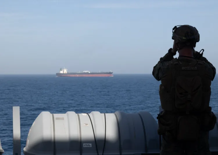 Un infante de marina de los Estados Unidos a bordo del buque de transporte anfibio USS New Orleans (LPD 18), desplegado hacia adelante, supervisa el tráfico marítimo durante las operaciones de bloqueo marítimo de Estados Unidos. Crédito: CENTCOM