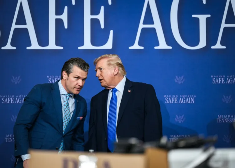 El presidente Donald J. Trump junto al Secretario de Guerra, Pete Hegseth en la visita Memphis, Tennessee, el 23 de marzo de 2026. Créditos: The White House, Washington, Gallery.