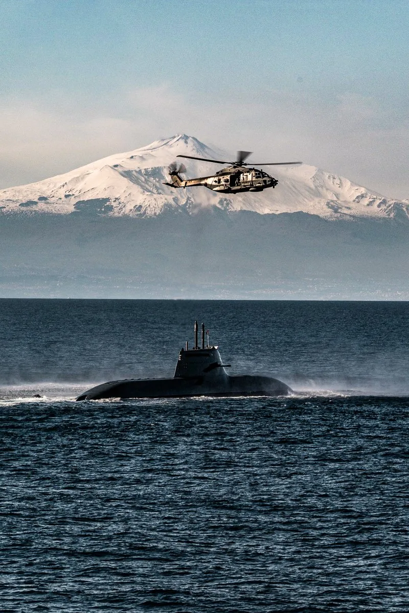 Medios militares en un ejercicio de guerra antisubmarina de la OTAN que reunió fuerzas aéreas, de superficie y submarinas de toda la Alianza, mejorando la capacidad para detectar, rastrear y contrarrestar amenazas submarinas. Créditos: NATO.