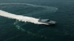 El Cuerpo de la Guardia Revolucionaria Islámica de Irán (IRGC) ha presentado el Heidar-110, una lancha de ataque rápido (FAC) capaz de alcanzar los 110 nudos. Con un diseño de catamarán, según se informa, está equipada con misiles de crucero antibuque (AShCM), lo que refuerza su capacidad de ataque naval. Créditos: OSINT.