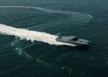 El Cuerpo de la Guardia Revolucionaria Islámica de Irán (IRGC) ha presentado el Heidar-110, una lancha de ataque rápido (FAC) capaz de alcanzar los 110 nudos. Con un diseño de catamarán, según se informa, está equipada con misiles de crucero antibuque (AShCM), lo que refuerza su capacidad de ataque naval. Créditos: OSINT.
