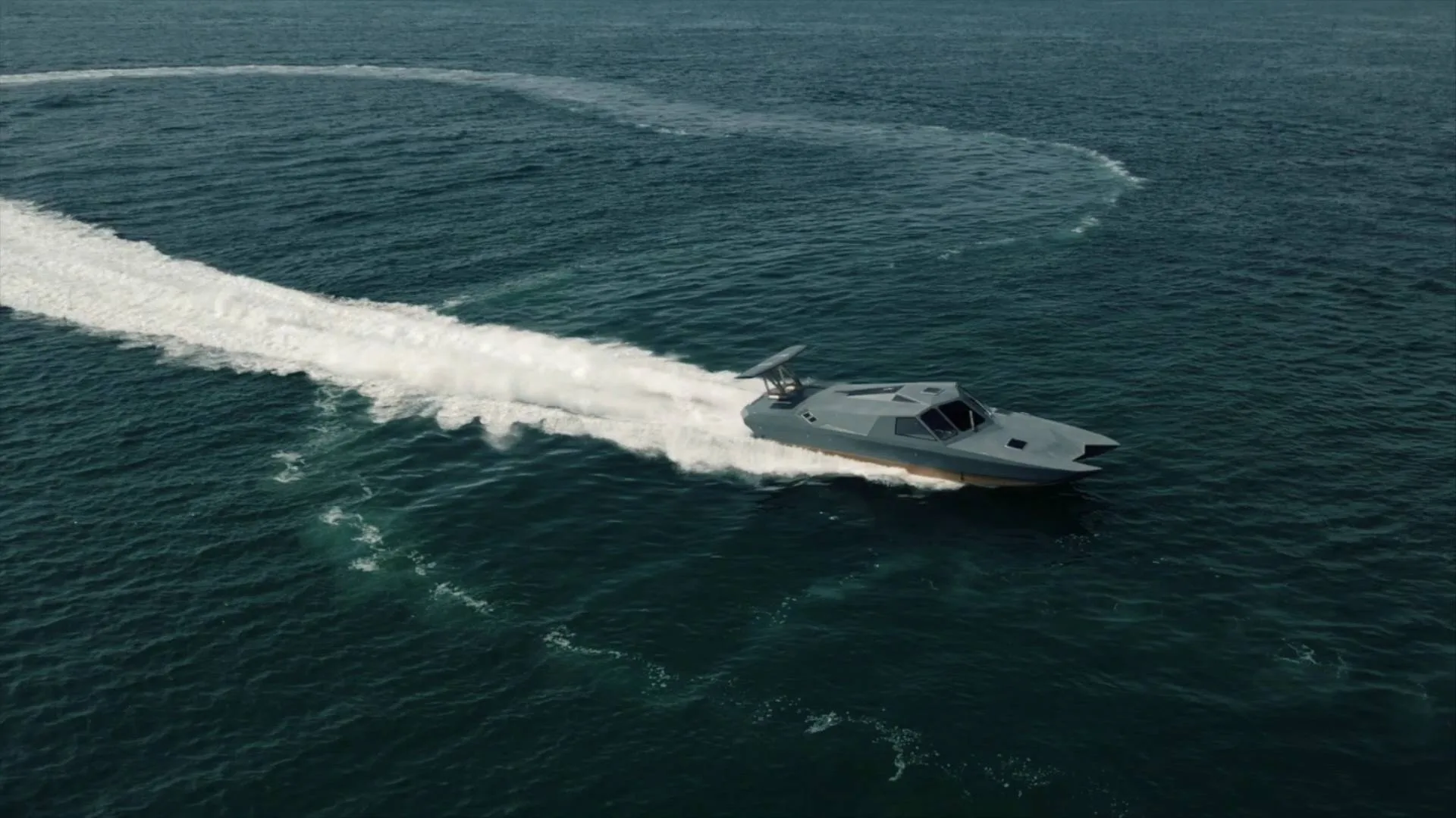 El Cuerpo de la Guardia Revolucionaria Islámica de Irán (IRGC) ha presentado el Heidar-110, una lancha de ataque rápido (FAC) capaz de alcanzar los 110 nudos. Con un diseño de catamarán, según se informa, está equipada con misiles de crucero antibuque (AShCM), lo que refuerza su capacidad de ataque naval. Créditos: OSINT.
