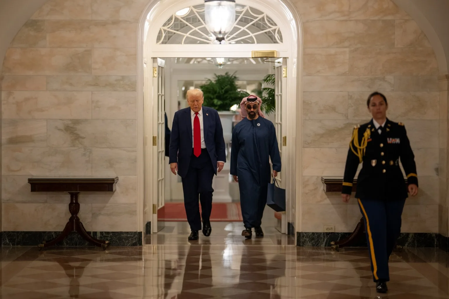 El presidente Donald Trump recibe al consejero de Seguridad de los Emiratos Árabes Unidos, el jeque Tahnoon bin Zayed Al Nahyan. Créditos: Galería de la Casa Blanca.