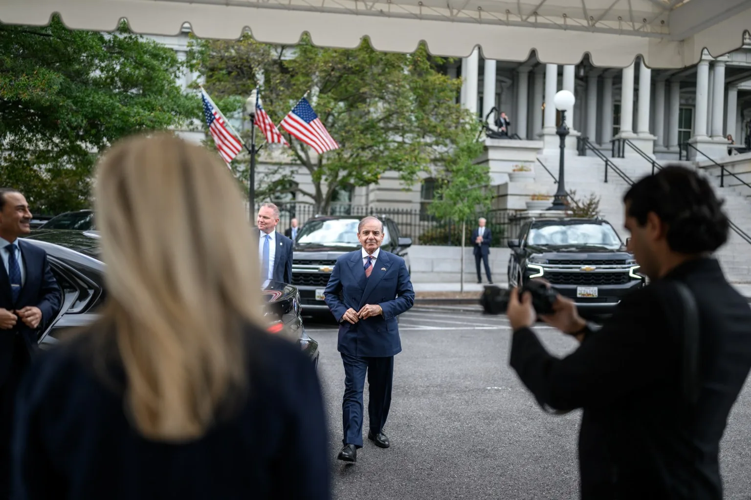 El presidente Donald Trump se reúne con el primer ministro Shehbaz Sharif y el mariscal de campo Asim Munir de Pakistán. Créditos: Galería de la Casa Blanca.