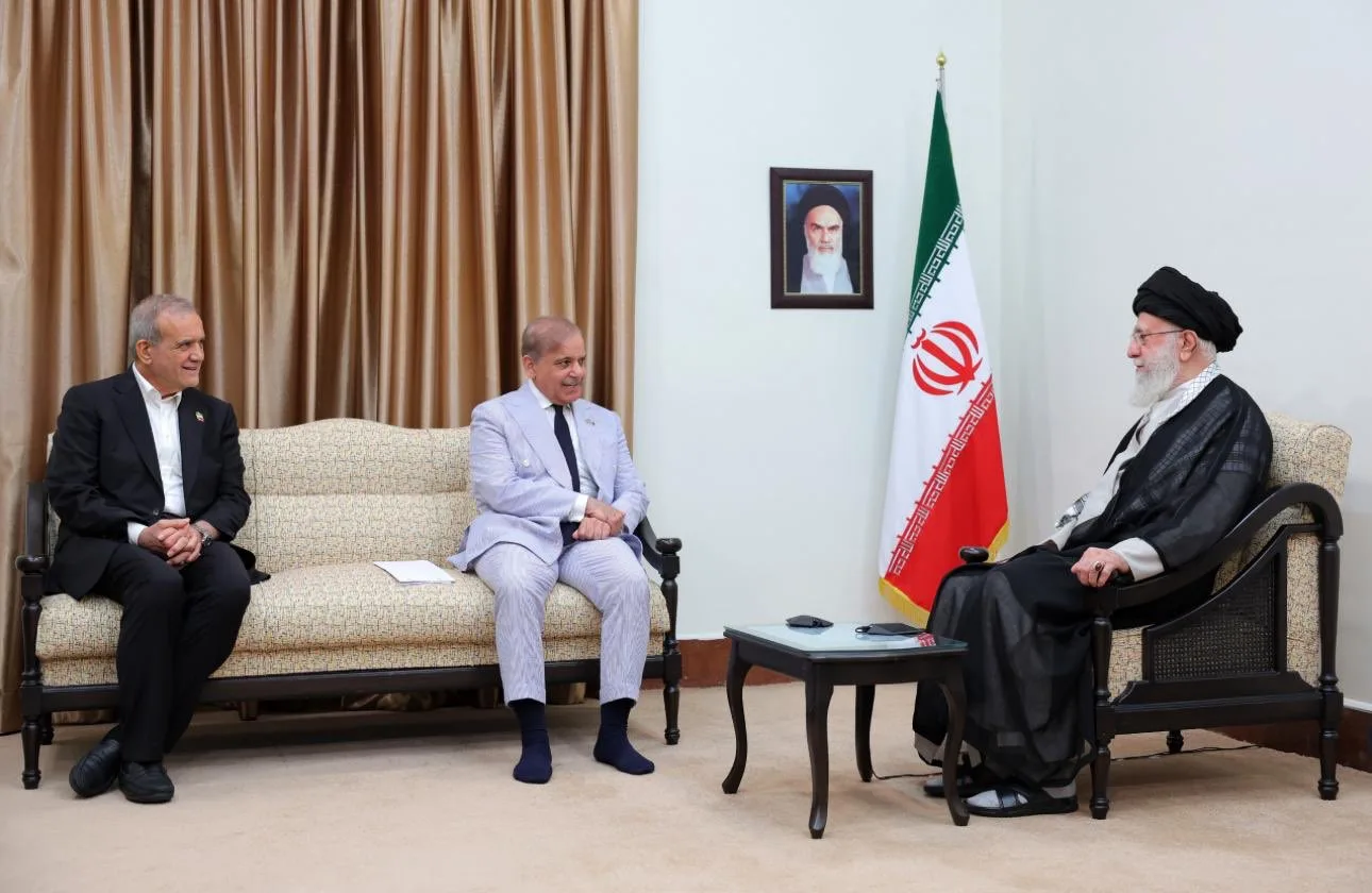 Shehbaz Sharif visitó a su Eminencia el ayatolá Sayyed Ali Jamenei, líder supremo de Irán, el 25 de mayo de 2025. Créditos: Cuenta X Primer ministro de la República Islámica de Pakistán.