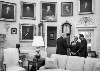 El presidente Donald Trump se reúne con el primer ministro Shehbaz Sharif y el mariscal de campo Asim Munir de Pakistán. Créditos: Galería de la Casa Blanca.