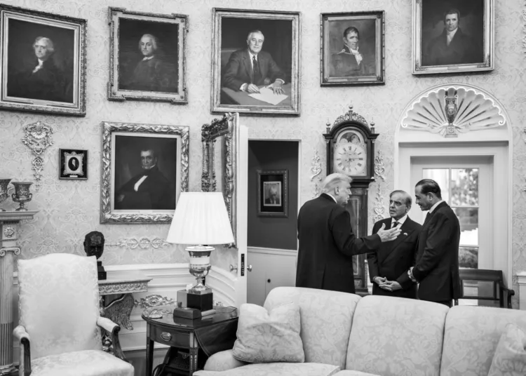 El presidente Donald Trump se reúne con el primer ministro Shehbaz Sharif y el mariscal de campo Asim Munir de Pakistán. Créditos: Galería de la Casa Blanca.