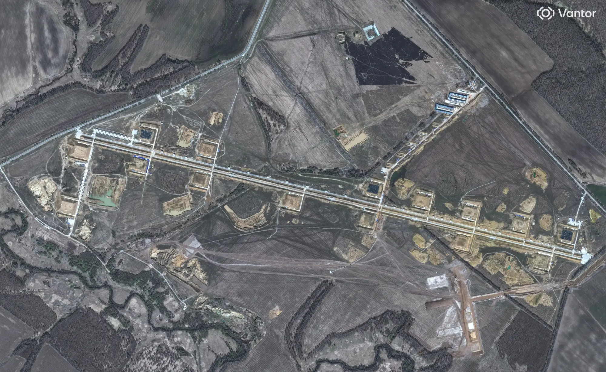 Una imagen satelital del 22 de abril muestra la base de drones Tsimbulova en Rusia. Imagen satelital ©2026 Vantor.