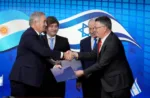 Javier Milei con el canciller Pablo Quirno, el canciller de Israel Gideon Sa'ar y el primer Ministro Benjamin Netanyahu. Crédito: Presidencia de Argentina