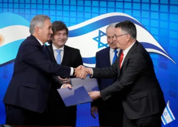 Javier Milei con el canciller Pablo Quirno, el canciller de Israel Gideon Sa'ar y el primer Ministro Benjamin Netanyahu. Crédito: Presidencia de Argentina