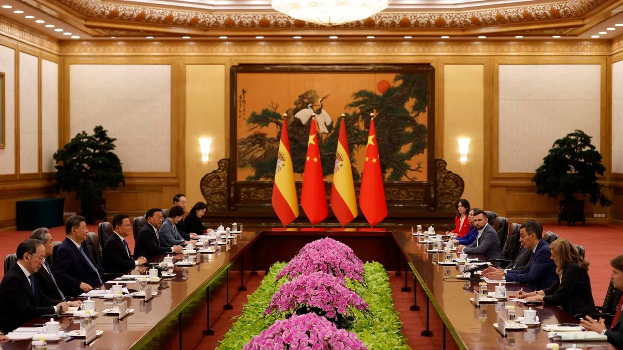 El presidente de China, Xi Jinping (tercero por la izquierda), y el presidente del Gobierno de España, Pedro Sánchez (tercero por la derecha), asisten a una reunión en el Gran Salón del Pueblo en Pekín, China. | Agencia EFE