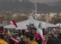 Un vehículo aéreo no tripulado (UAV) de fabricación iraní, el Shahed-136, es exhibido en una manifestación que conmemora el 47º aniversario de la victoria de la Revolución Islámica en la Plaza Azadi (Libertad) en el oeste de Teherán, Irán, el 11 de febrero de 2026. (Foto por Morteza Nikoubazl/NurPhoto)