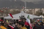 Un vehículo aéreo no tripulado (UAV) de fabricación iraní, el Shahed-136, es exhibido en una manifestación que conmemora el 47º aniversario de la victoria de la Revolución Islámica en la Plaza Azadi (Libertad) en el oeste de Teherán, Irán, el 11 de febrero de 2026. (Foto por Morteza Nikoubazl/NurPhoto)