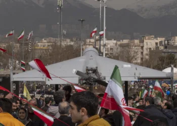 Un vehículo aéreo no tripulado (UAV) de fabricación iraní, el Shahed-136, es exhibido en una manifestación que conmemora el 47º aniversario de la victoria de la Revolución Islámica en la Plaza Azadi (Libertad) en el oeste de Teherán, Irán, el 11 de febrero de 2026. (Foto por Morteza Nikoubazl/NurPhoto)
