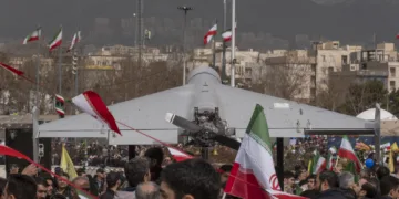 Un vehículo aéreo no tripulado (UAV) de fabricación iraní, el Shahed-136, es exhibido en una manifestación que conmemora el 47º aniversario de la victoria de la Revolución Islámica en la Plaza Azadi (Libertad) en el oeste de Teherán, Irán, el 11 de febrero de 2026. (Foto por Morteza Nikoubazl/NurPhoto)