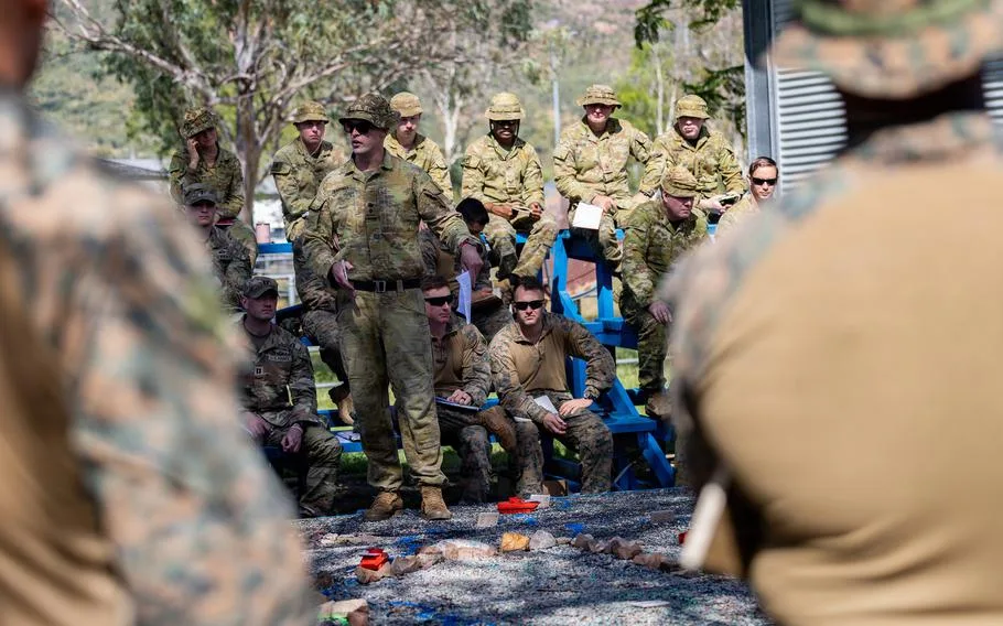 Un soldado de la 3.ª Brigada del Ejército australiano informa a marines y soldados estadounidenses antes del ejercicio «Southern Jackaroo» en el cuartel de Lavarack, en Townsville (Australia), el 25 de mayo de 2026. Créditos: Kyle Chan/ Cuerpo de Marines de EE. UU.