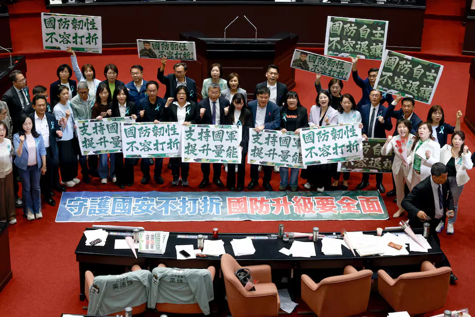 Miembros del Kuomintang (KMT), el principal partido de oposición de Taiwán, posan para fotos frente al Yuan Legislativo, mientras el parlamento aprueba un presupuesto especial de defensa de 25 mil millones de dólares, en Taipéi, Taiwán, el 8 de mayo de 2026. Créditos: Ann Wang.