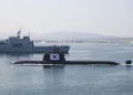 El submarino Dosan Ahn Chang-ho frente a la costa de Pohang, Corea del Sur, participando en una celebración del 73º Día de las Fuerzas Armadas de la nación en octubre de 2021. El submarino Dosan Ahn Chang-ho frente a la costa de Pohang, Corea del Sur, participando en una celebración del 73º Día de las Fuerzas Armadas de la nación en octubre de 2021.