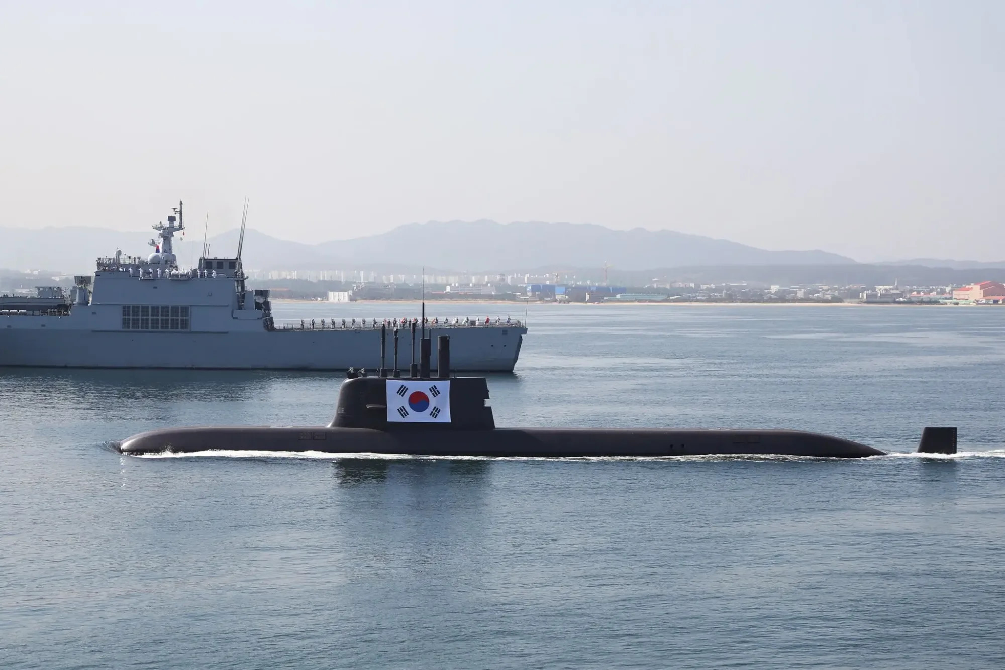 El submarino Dosan Ahn Chang-ho frente a la costa de Pohang, Corea del Sur, participando en una celebración del 73º Día de las Fuerzas Armadas de la nación en octubre de 2021. El submarino Dosan Ahn Chang-ho frente a la costa de Pohang, Corea del Sur, participando en una celebración del 73º Día de las Fuerzas Armadas de la nación en octubre de 2021.