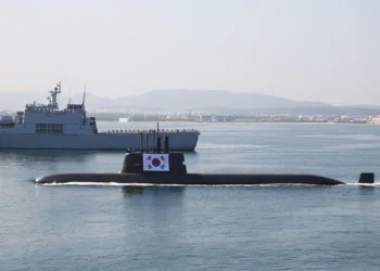 El submarino Dosan Ahn Chang-ho frente a la costa de Pohang, Corea del Sur, participando en una celebración del 73º Día de las Fuerzas Armadas de la nación en octubre de 2021. El submarino Dosan Ahn Chang-ho frente a la costa de Pohang, Corea del Sur, participando en una celebración del 73º Día de las Fuerzas Armadas de la nación en octubre de 2021.