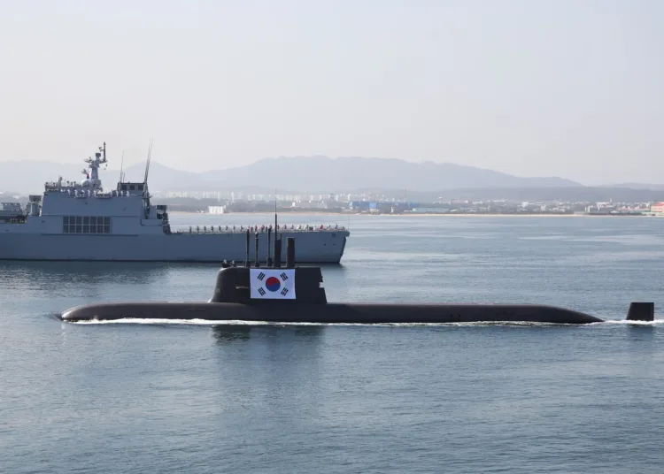 El submarino Dosan Ahn Chang-ho frente a la costa de Pohang, Corea del Sur, participando en una celebración del 73º Día de las Fuerzas Armadas de la nación en octubre de 2021. El submarino Dosan Ahn Chang-ho frente a la costa de Pohang, Corea del Sur, participando en una celebración del 73º Día de las Fuerzas Armadas de la nación en octubre de 2021.