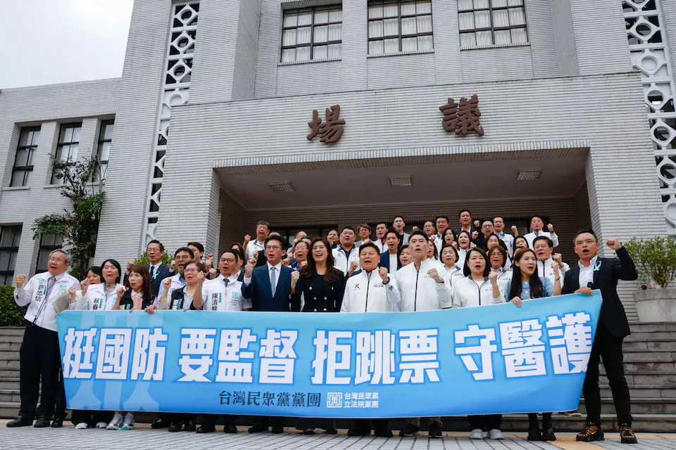 Miembros del Kuomintang (KMT), el principal partido de oposición de Taiwán, posan para fotos frente al Yuan Legislativo, mientras el parlamento aprueba un presupuesto especial de defensa de 25 mil millones de dólares, en Taipéi, Taiwán, el 8 de mayo de 2026. Créditos: Ann Wang.