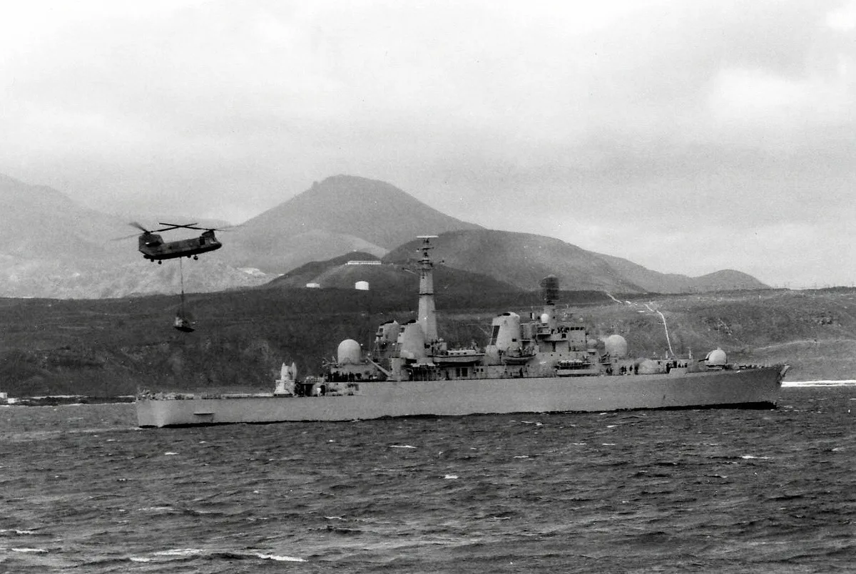 Un barco de la Royal Navy es cargado con suministros desde la costa en la Isla Ascensión. (Foto (MSG Adrian Patoka)