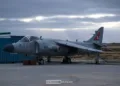 Un cazabombardero Sea Harrier dispuesto en una de las cabeceras del aeropuerto Argentino en las Islas Malvinas. Crédito: Alejo Sanchez Piccat / Escenario Mundial