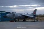 Un cazabombardero Sea Harrier dispuesto en una de las cabeceras del aeropuerto Argentino en las Islas Malvinas. Crédito: Alejo Sanchez Piccat / Escenario Mundial