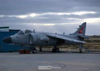 Un cazabombardero Sea Harrier dispuesto en una de las cabeceras del aeropuerto Argentino en las Islas Malvinas. Crédito: Alejo Sanchez Piccat / Escenario Mundial