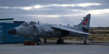 Un cazabombardero Sea Harrier dispuesto en una de las cabeceras del aeropuerto Argentino en las Islas Malvinas. Crédito: Alejo Sanchez Piccat / Escenario Mundial