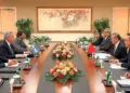 El canciller de Argentina, Pablo Quirno, junto con el ministro de Relaciones Exteriores de China, Wang Yi. Créditos: X (pabloquirno)